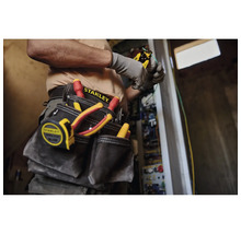 Handwerker mit Werkzeug und Stanley Werkzeuggürtel bei Elektroinstallation