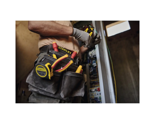 Handwerker mit Werkzeug und Stanley Werkzeuggürtel bei Elektroinstallation