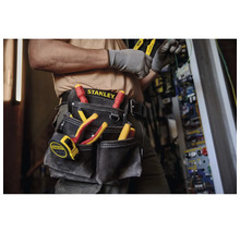 Handwerker mit Stanley Werkzeugtasche am Gürtel bei Elektroinstallationen