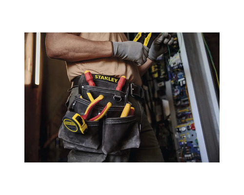 Handwerker mit Stanley Werkzeugtasche am Gürtel bei Elektroinstallationen