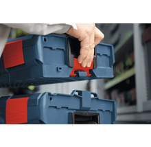 Verbindung von zwei Werkzeugkoffern mit einem roten Verschluss