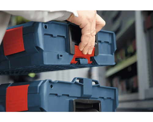 Verbindung von zwei Werkzeugkoffern mit einem roten Verschluss