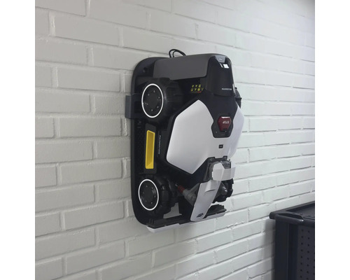 An der Wand montierter Mähroboter.