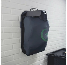 Mähroboter mit Schutzhülle an einer Wandhalterung