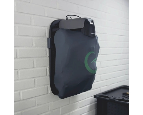 Mähroboter mit Schutzhülle an einer Wandhalterung