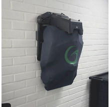 Wandmontierter Wäschesack mit Logo an einer weißen Ziegelwand