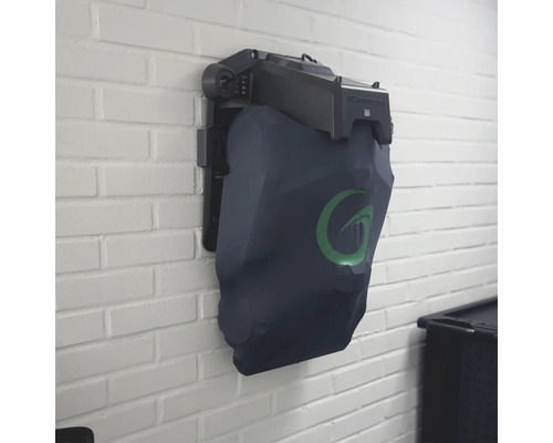 Wandmontierter Wäschesack mit Logo an einer weißen Ziegelwand