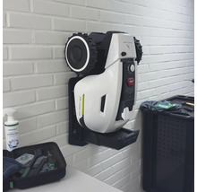 An der Wand montierter Rasenmähroboter mit Ladestation