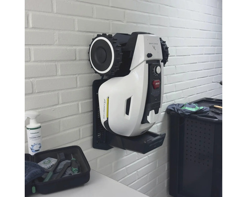 An der Wand montierter Rasenmähroboter mit Ladestation