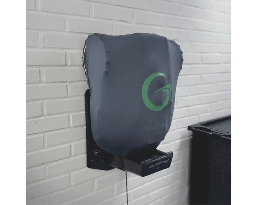 Wandladestation mit Abdeckung und Logo an einer Ziegelwand