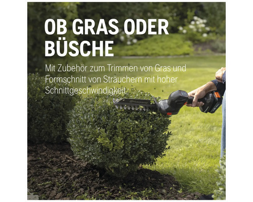 Akkubetriebene Strauchschere beim Trimmen eines Strauchs im Garten.