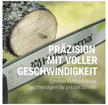 Nahaufnahme einer Husqvarna Kettensäge beim Sägen eines Baumstamms