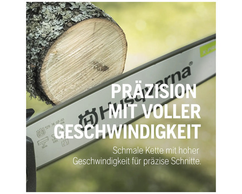 Nahaufnahme einer Husqvarna Kettensäge beim Sägen eines Baumstamms