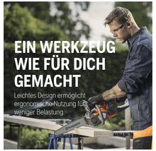 Mann sägt Holz mit einer Husqvarna Kettensäge.