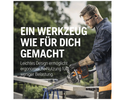 Mann sägt Holz mit einer Husqvarna Kettensäge.