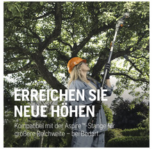 Frau mit Helm benutzt eine Teleskop-Astschere für Baumschnittarbeiten.