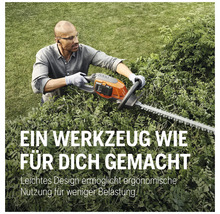 Mann schneidet Hecke mit einer Heckenschere