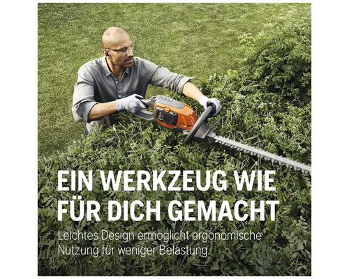 Mann schneidet Hecke mit einer Heckenschere