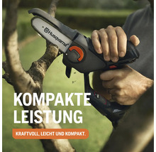 Husqvarna Akku-Kettensäge im Einsatz beim Beschneiden eines Astes