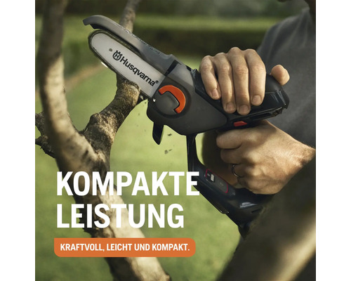 Husqvarna Akku-Kettensäge im Einsatz beim Beschneiden eines Astes