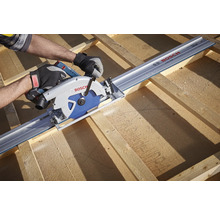 Eine Bosch Akku-Handkreissäge wird mit einer Führungsschiene zum präzisen Schneiden von Holz auf einer Baustelle verwendet.