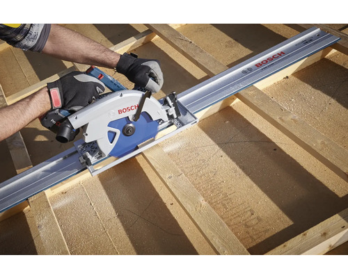 Eine Bosch Akku-Handkreissäge wird mit einer Führungsschiene zum präzisen Schneiden von Holz auf einer Baustelle verwendet.