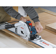 Mann schneidet Holz mit einer Bosch Tauchsäge auf einer Führungsschiene