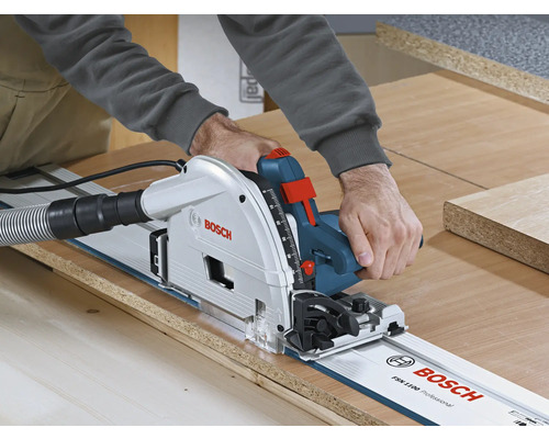 Mann schneidet Holz mit einer Bosch Tauchsäge auf einer Führungsschiene