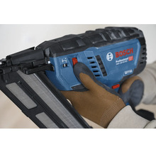 Bosch Professional Akku-Nagler mit einer Hand im Arbeitshandschuh bei der Einstellung der Einschlagtiefe.