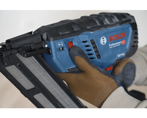Bosch Professional Akku-Nagler mit einer Hand im Arbeitshandschuh bei der Einstellung der Einschlagtiefe.