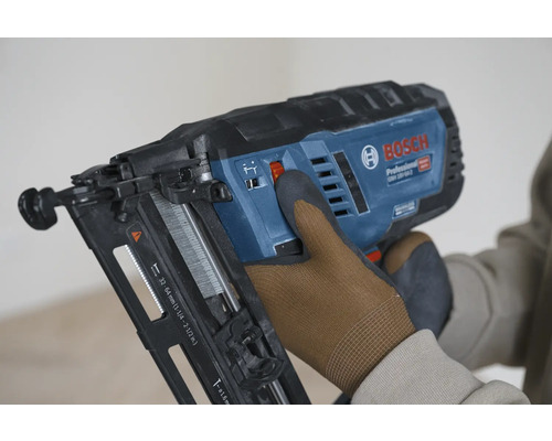 Bosch Professional Akku-Nagler wird von einer Hand in einem Arbeitshandschuh bedient.