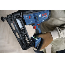 Bosch Professional Akku-Nagler GNH 18V-64-2 wird von einer Person mit Arbeitshandschuh gehalten.