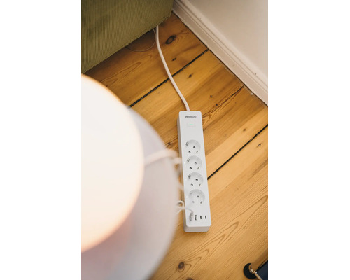 Osram Smart plus Steckdosenleiste mit vier Steckplätzen und drei USB-Anschlüssen auf Holzboden, Osram Logo.