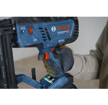 Bosch Professional Akku-Nagler GNH 18 Volt 50 M mit bürstenlosem Motor wird von einer Hand mit Arbeitshandschuh gehalten.