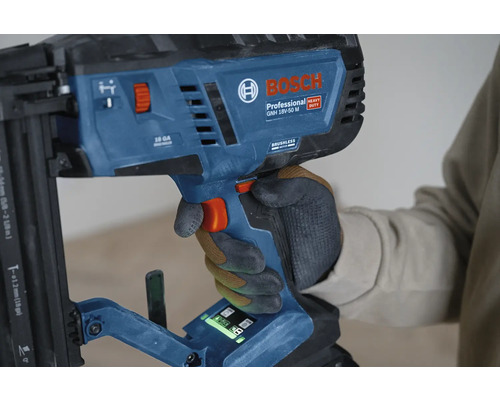 Bosch Professional Akku-Nagler GNH 18 Volt 50 M mit bürstenlosem Motor wird von einer Hand mit Arbeitshandschuh gehalten.