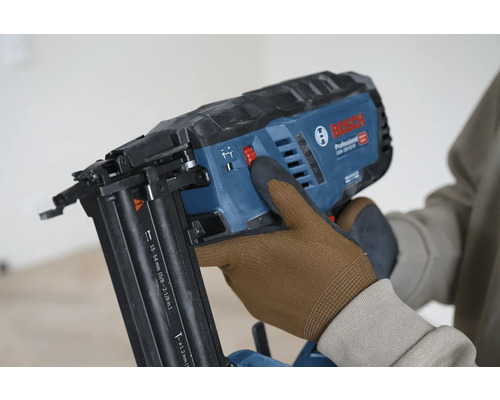 Bosch Professional Akku-Nagler wird von einer Person mit Arbeitshandschuhen bedient.
