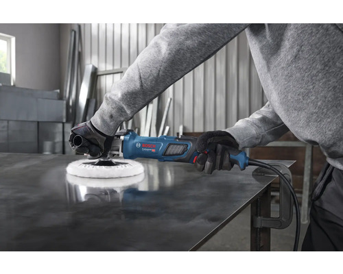 Person benutzt Bosch Professional Polierer mit weißem Polierpad auf einer Metalloberfläche in einer Werkstatt.