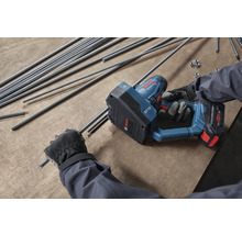 Bosch Professional 18 Volt akkubetriebener Gewindestangenschneider mit bürstenlosem Motor und Bosch Logo beim Kürzen der Gewindestange auf Holz.