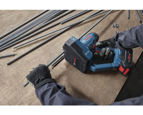 Bosch Professional 18 Volt akkubetriebener Gewindestangenschneider mit bürstenlosem Motor und Bosch Logo beim Kürzen der Gewindestange auf Holz.