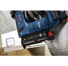 Bosch Professional Akku-Pinnagelgerät GNH 18V-35 mit bürstenlosem Motor bei der Anwendung auf einer Holzoberfläche.
