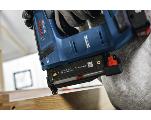 Bosch Professional Akku-Pinnagelgerät GNH 18V-35 mit bürstenlosem Motor bei der Anwendung auf einer Holzoberfläche.