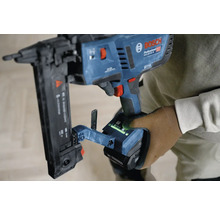 Bosch Professional Akku-Nagler GTH 18V-38 M wird von einer Person mit Arbeitshandschuhen gehalten.