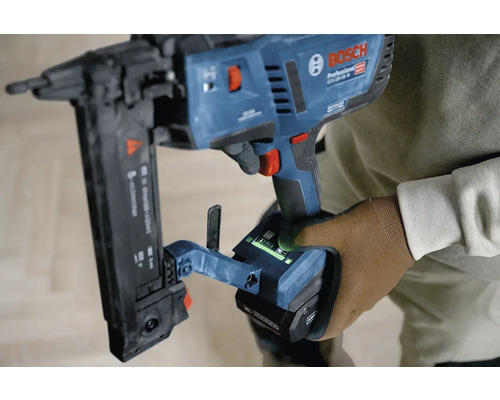 Bosch Professional Akku-Nagler GTH 18V-38 M wird von einer Person mit Arbeitshandschuhen gehalten.
