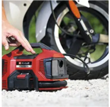 Roter Einhell Akku-Kompressor vor Motorrad