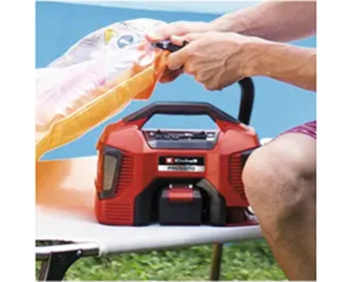 Einhell Akku-Luftpumpe beim Aufpumpen eines Schwimmreifens