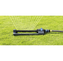 Rasensprenger in Betrieb auf einer Rasenfläche