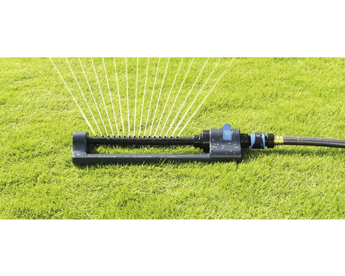 Rasensprenger in Betrieb auf einer Rasenfläche