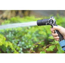 Gartenschlauch-Spritzpistole im Einsatz beim Bewässern von Pflanzen