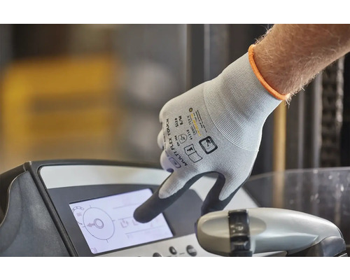 Hand mit Arbeitshandschuh bedient ein Display