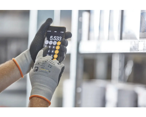 Eine Person mit Arbeitshandschuhen benutzt einen Taschenrechner auf einem Smartphone.